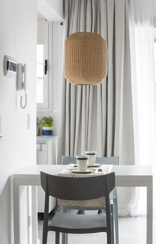 Cómo hicieron de este monoambiente de 34m2 un hogar práctico y cálido