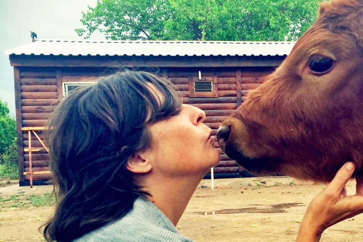Es periodista y se fue a vivir al campo, sin luz ni agua corriente, para ayudar a los animales
