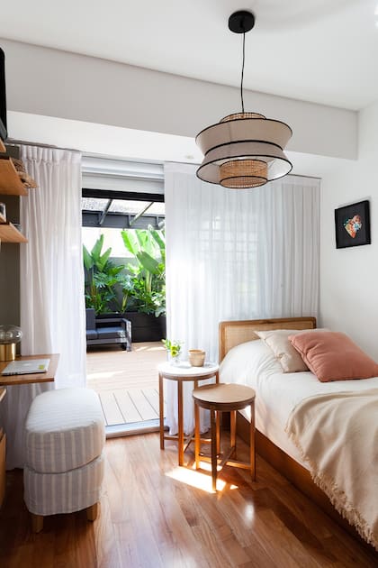 En Caballito: Encontró el depto ideal para recibir a sus hijos, lo actualizó con diseño y convirtió su patio olvidado en oasis tropical