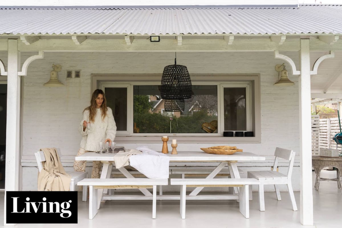 Es influencer, compró una casa de treinta años y para actualizarla empezó por pintarla totalmente de blanco