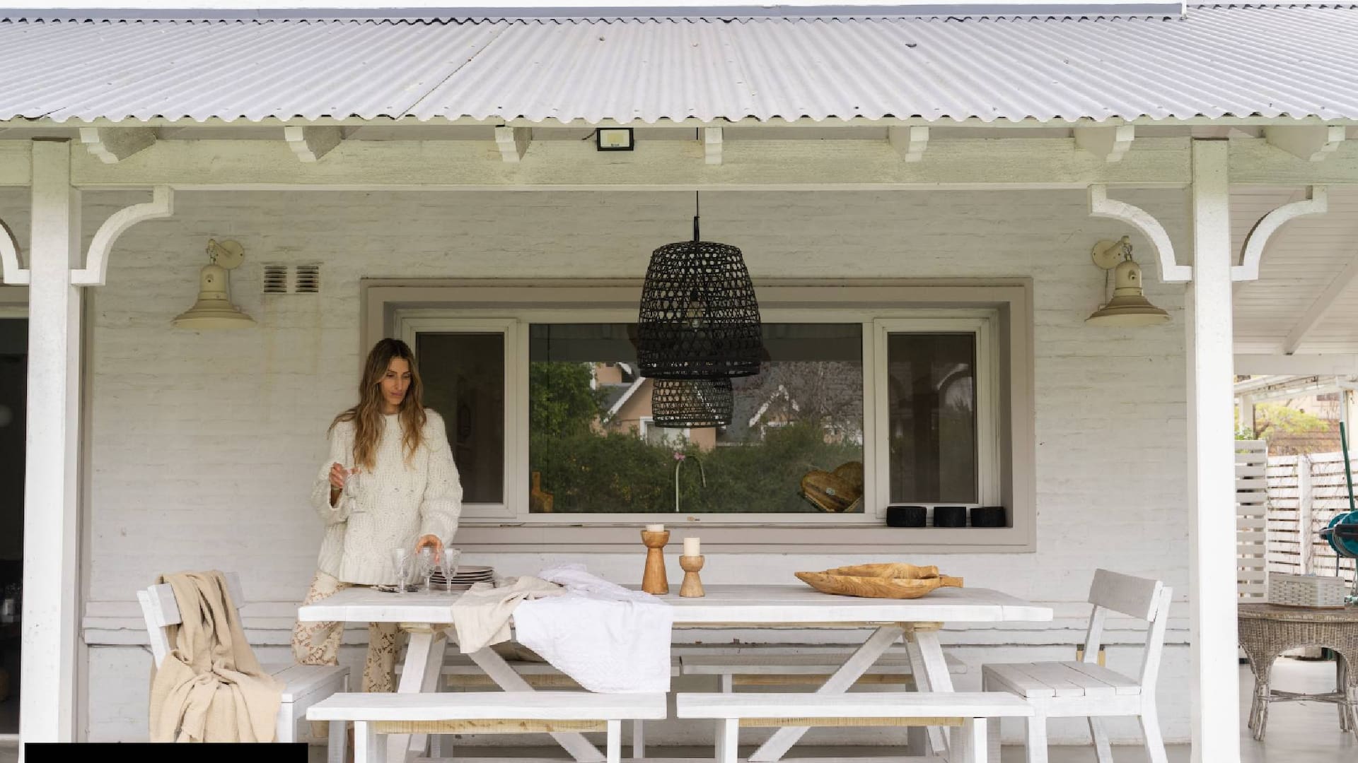 Es influencer, compró una casa de treinta años y para actualizarla empezó por pintarla totalmente de blanco