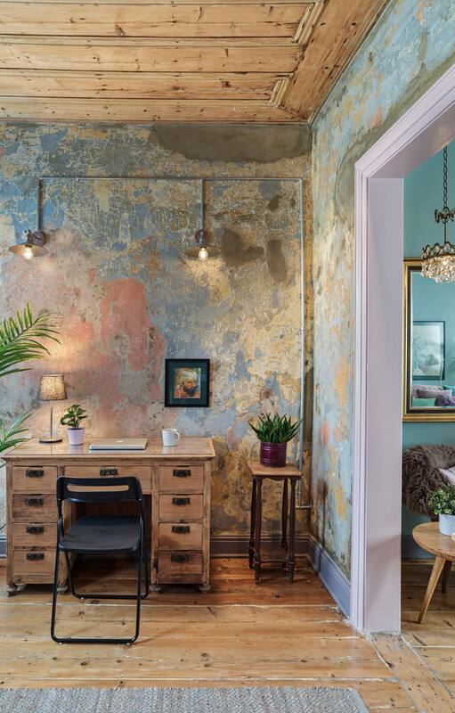 Mirá esta casa centenaria sobre un terreno minúsculo en Estambul, renovada a todo color