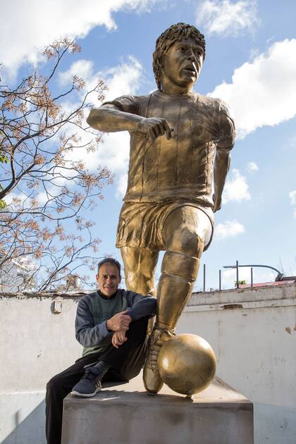 Con una escultura de Diego, quieren que Paternal sea capital mundial del fútbol