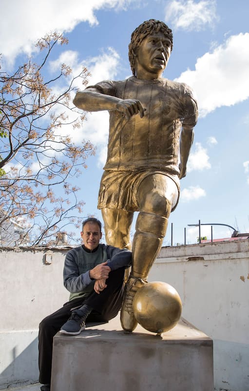 Con una escultura de Diego, quieren que Paternal sea capital mundial del fútbol