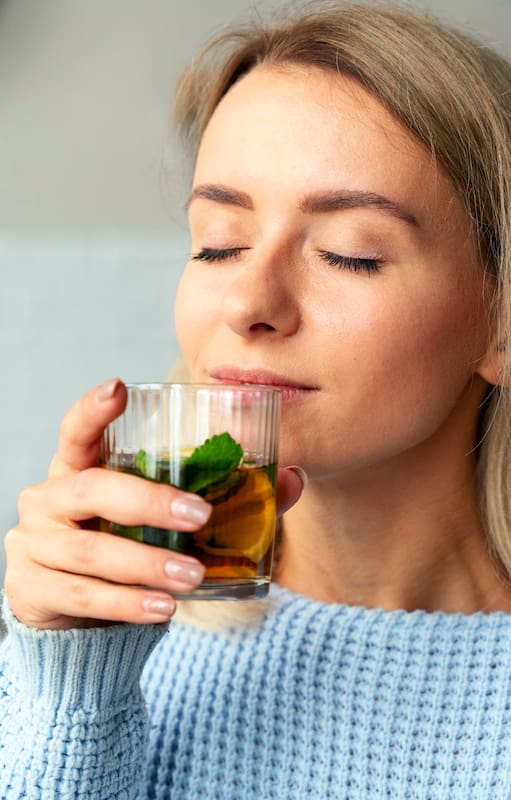 Por qué tomar té de menta podría ser la clave para terminar con el acné