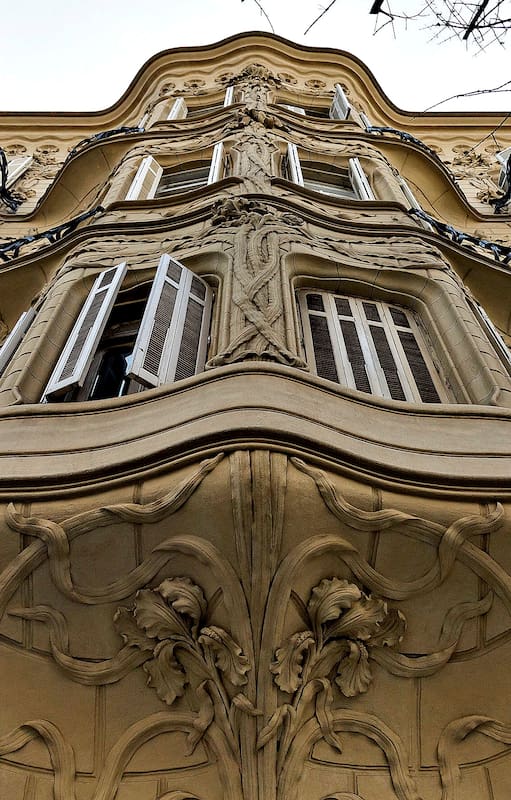 El Palacio de los Lirios, una perla del Art Nouveau en plena avenida Rivadavia