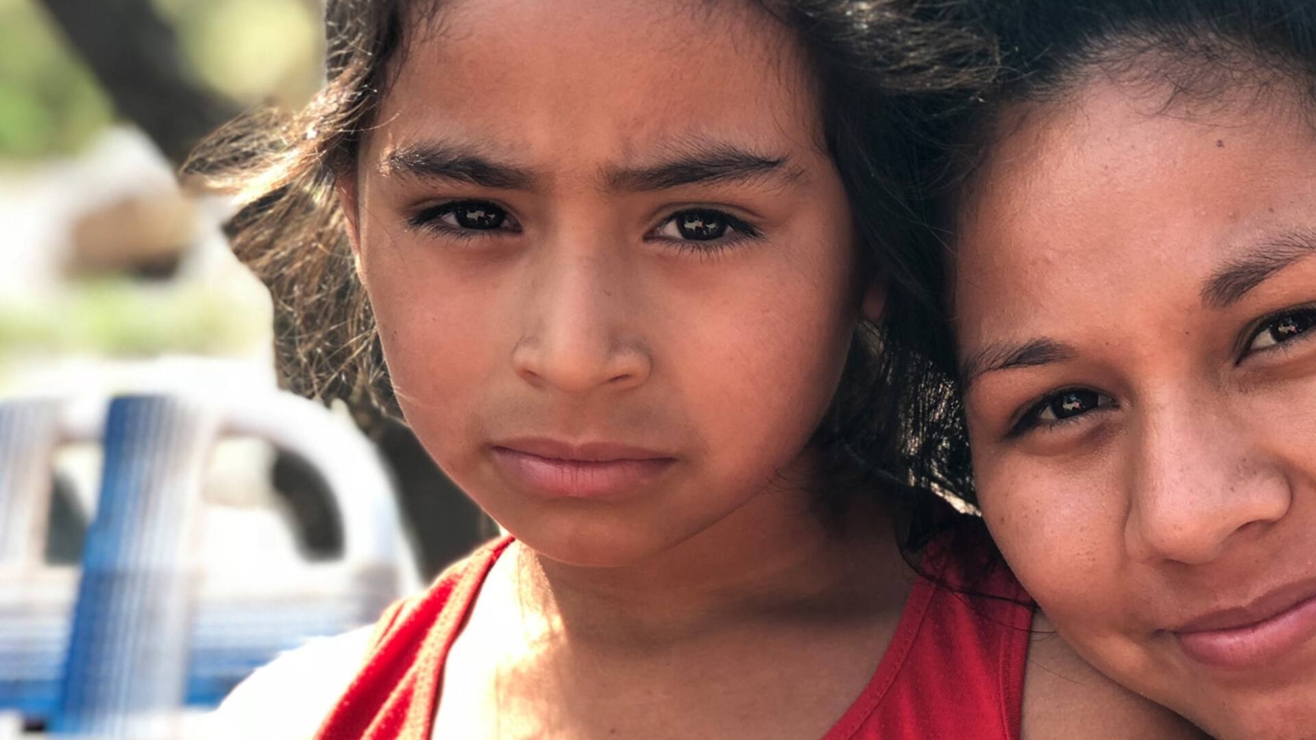 Cómo es perder a tu mamá en un parto y criar a tu hermana con solo 17 años