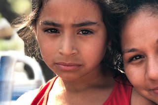 Cómo es perder a tu mamá en un parto y criar a tu hermana con solo 17 años