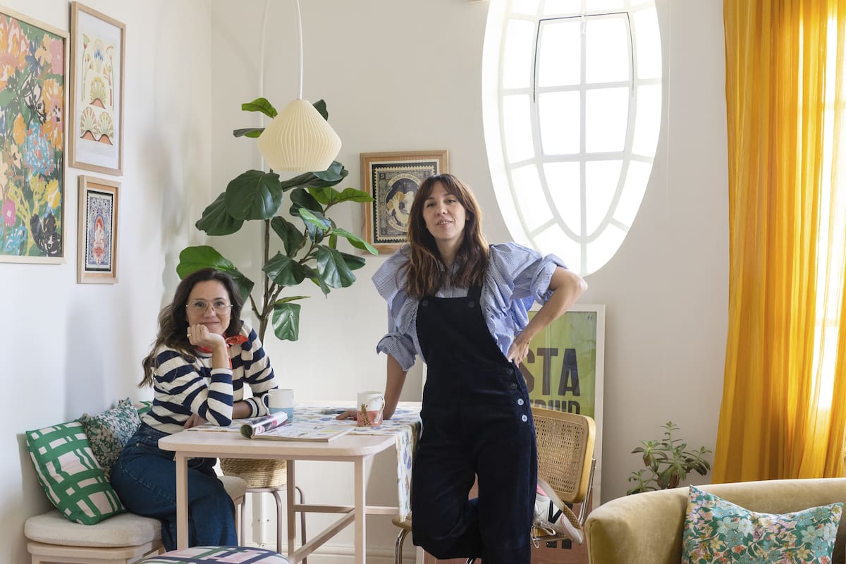 Son hermanas, viven y crean juntas en un departamento francés de Balvanera que diseñaron a su medida