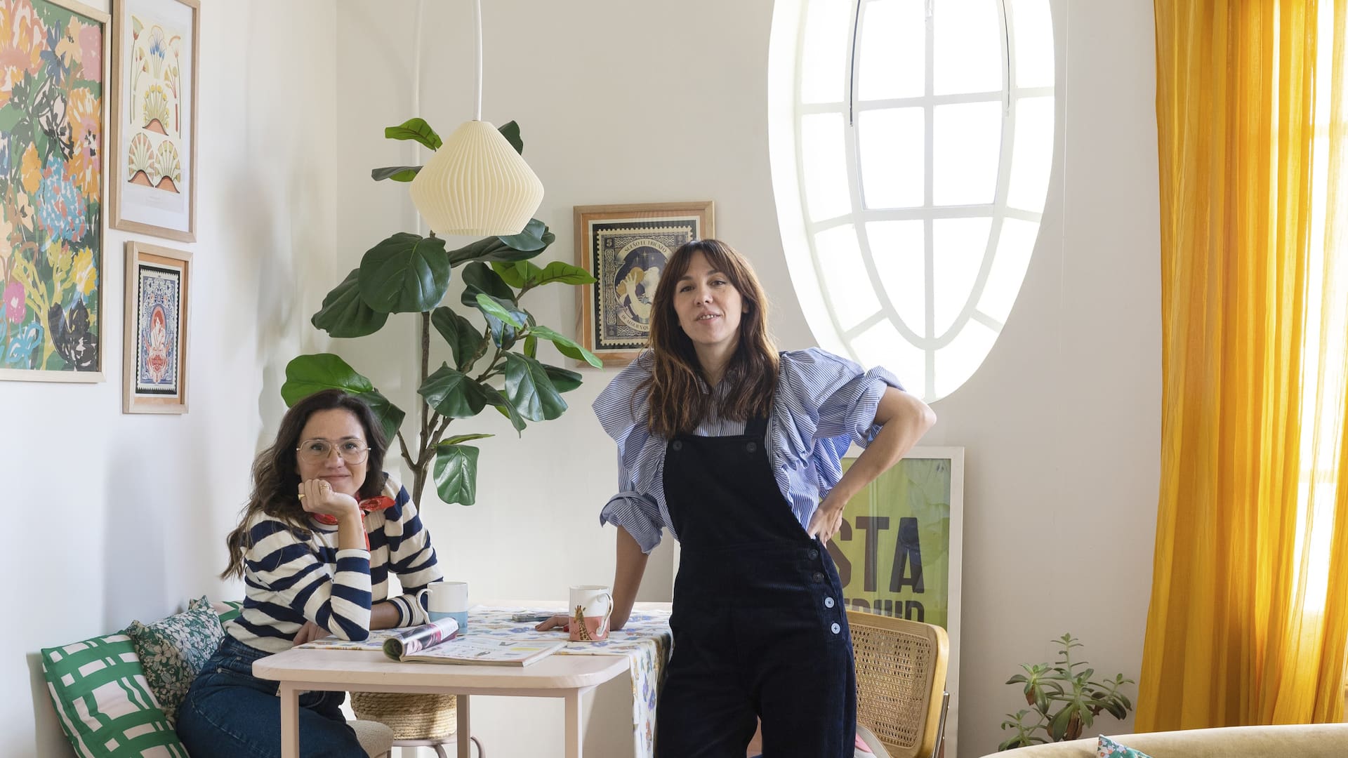 Son hermanas, viven y crean juntas en un departamento francés de Balvanera que diseñaron a su medida
