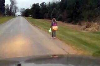 Obligó a su hija a caminar 8 kilómetros por hacerle bullying a un compañero