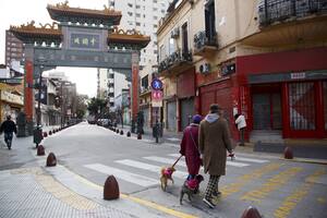 Allanaron locales en el Barrio chino por vender pescado en mal estado y verter tóxicos a la calle
