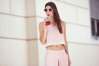 Sí, se usa el crop top con el pantacourt
