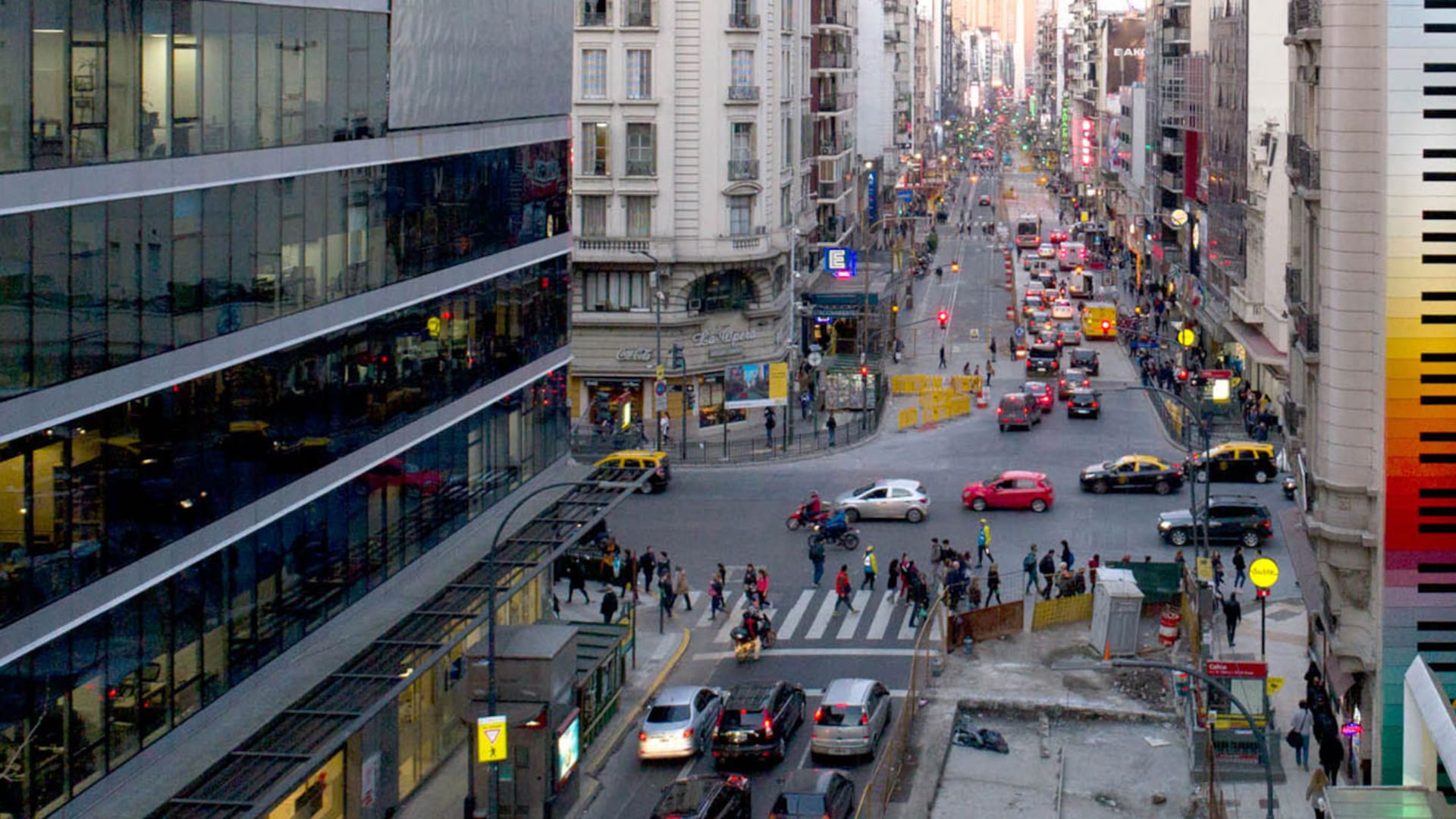 Arte urbano. ¿Quién pintó el piano multicolor a pasos de Corrientes y Callao?