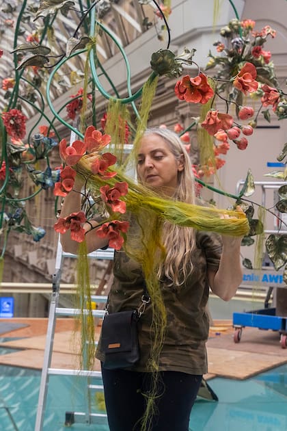 Nicola Costantino despliega un revolucionario jardín de flores patas para arriba 