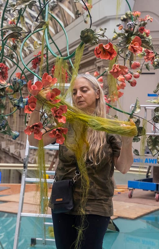 Nicola Costantino despliega un revolucionario jardín de flores patas para arriba