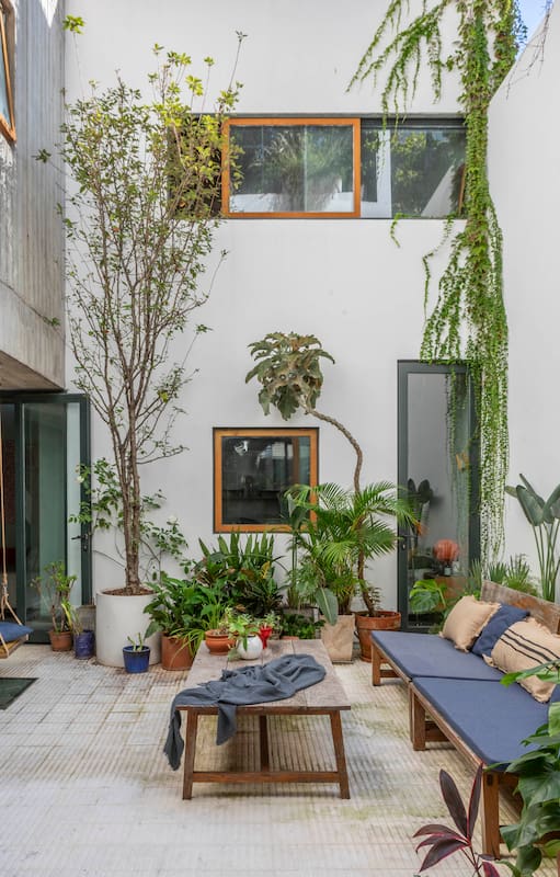 Son familia y unieron fuerzas para comprar un terreno donde construir dos casas, cada una con su pileta