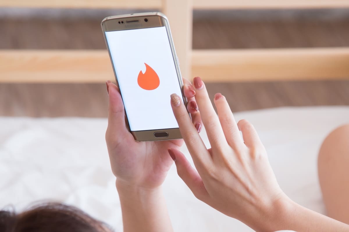 Cómo una historia de amor que empezó por Tinder terminó en una estafa internacional