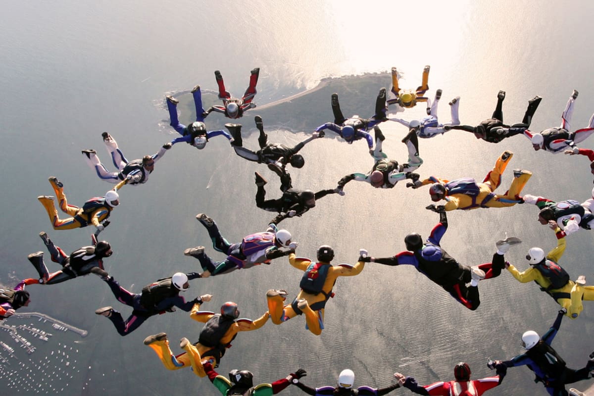 Del paracaidismo al wingsuit: los que eligen el riesgo para superar una crisis