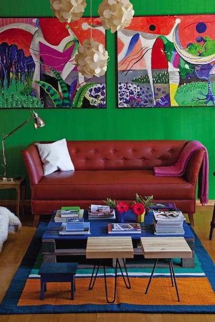 Una pareja de diseñadores con alma de artistas duplicó los metros de su casa para generar espacios los talentos de su familia.