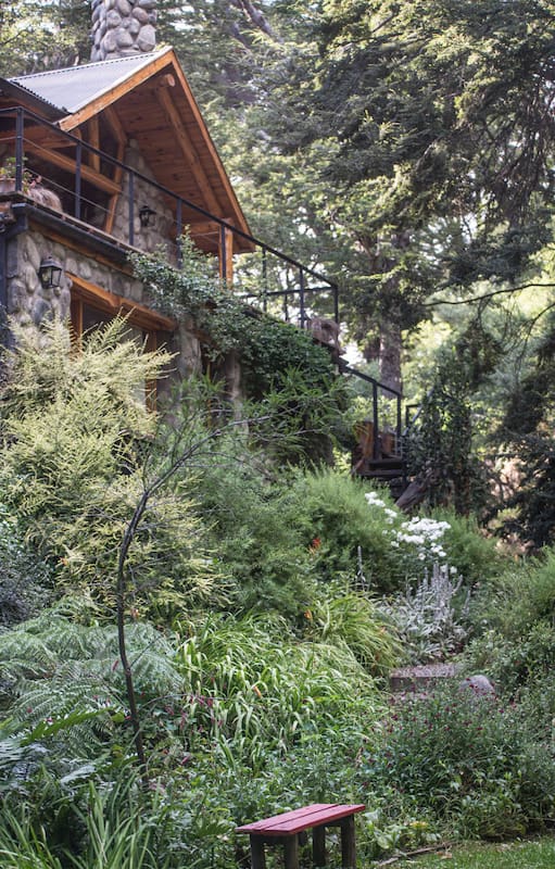 San Martín de los Andes. Un jardín con cascada y arroyo en medio del bosque