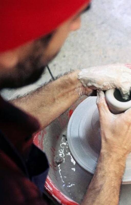 Dos pasiones: el psicólogo de niños que crea la vajilla artesanal de importantes restaurantes
