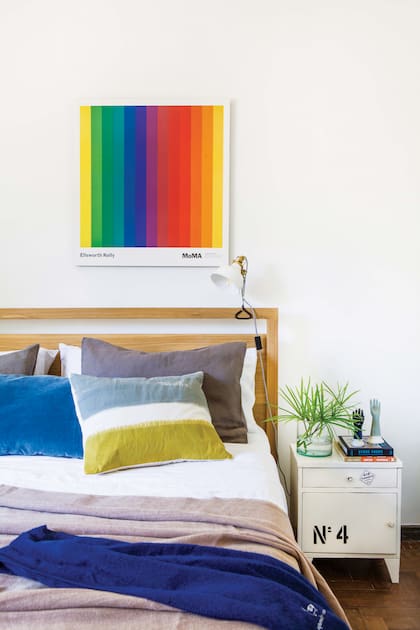 A prueba del tiempo: Colores alegres sobre una base neutra en la práctica casa de una pareja joven