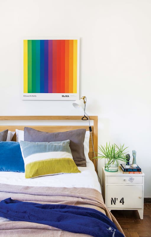 A prueba del tiempo: Colores alegres sobre una base neutra en la práctica casa de una pareja joven