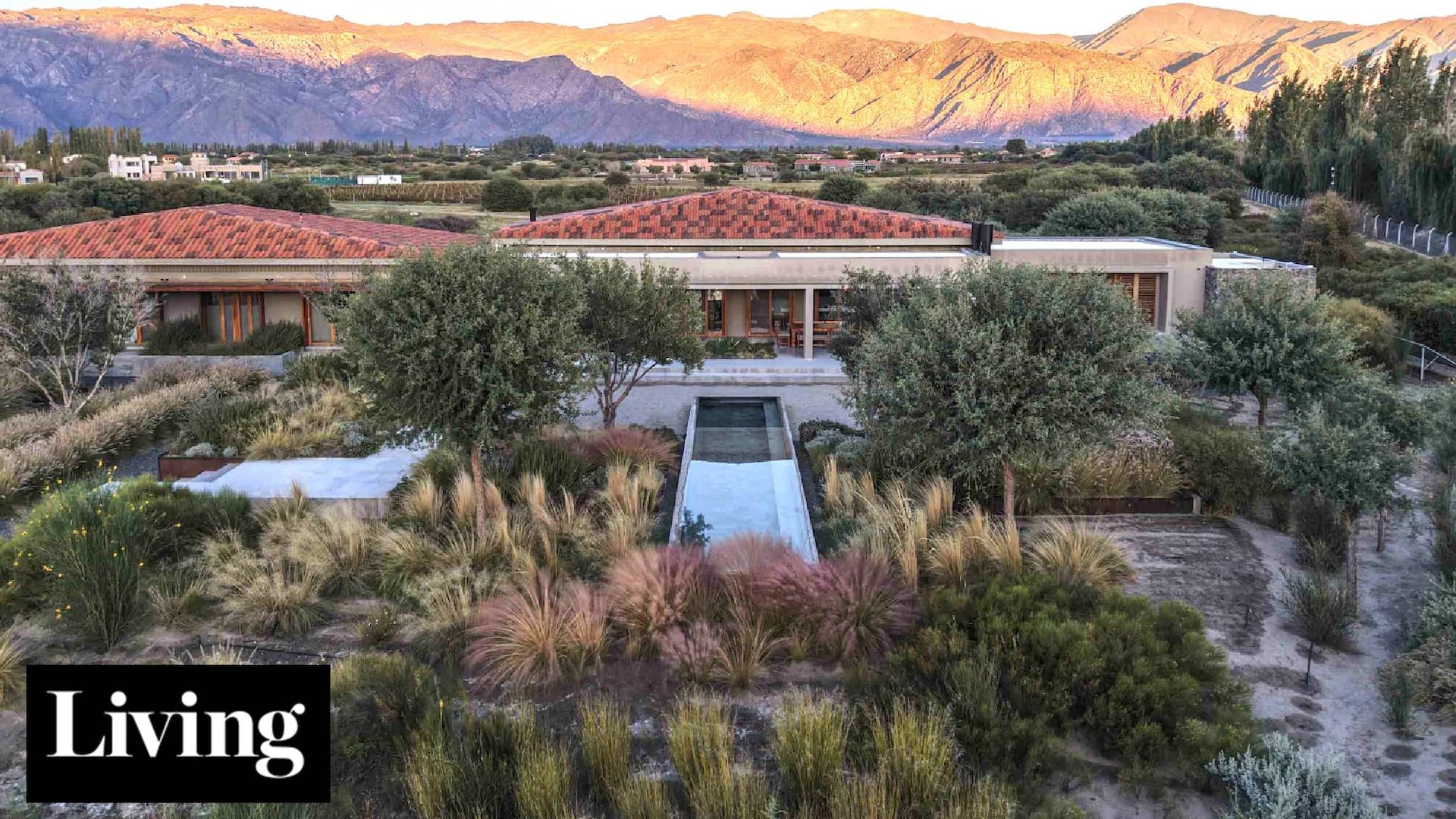 En Cafayate: una casa rodeada de viñedos con vistas totales a la cordillera