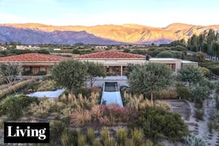 Una casa rodeada de viñedos con vistas totales a la cordillera