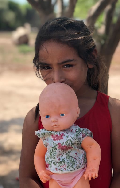 Cómo es perder a tu mamá en un parto y criar a tu hermana con solo 17 años