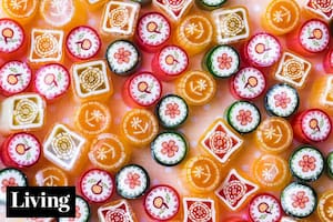 Una pareja recupera la tradición (casi) extinta de hacer estos caramelos artesanales de extraordinarios diseños