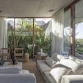 Con patios y techos verdes, esta casa de una sola planta en Pilar logró una espacialidad extraordinaria