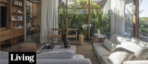 Con patios y techos verdes, esta casa de una sola planta en Pilar logró una espacialidad extraordinaria