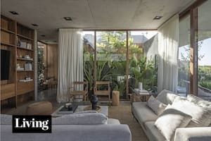 Con patios y techos verdes, esta casa de una sola planta en Pilar logró una espacialidad extraordinaria