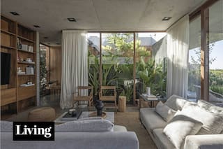 Con patios y techos verdes, esta casa de una sola planta en Pilar logró una espacialidad extraordinaria