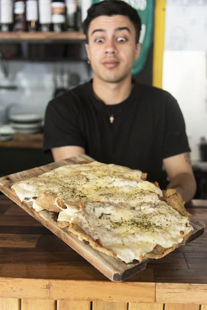 Antigourmet, la esquina de Palermo que enaltece el plato abundante y prepara un sándwich que necesita dos mozos