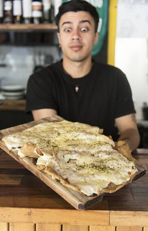 Antigourmet, la esquina de Palermo que enaltece el plato abundante y prepara un sándwich que necesita dos mozos