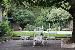 Con muebles y objetos reciclados logró un jardín con identidad