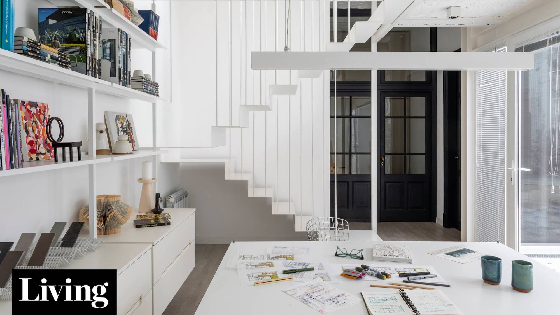 Te mostramos cómo una escalera puede ser elemento de diseño, espacio de guardado, biblioteca, galería de arte y toilette camuflado