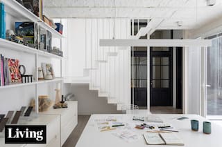 Elemento de diseño, espacio de guardado, biblioteca, galería de arte o toilette camuflado