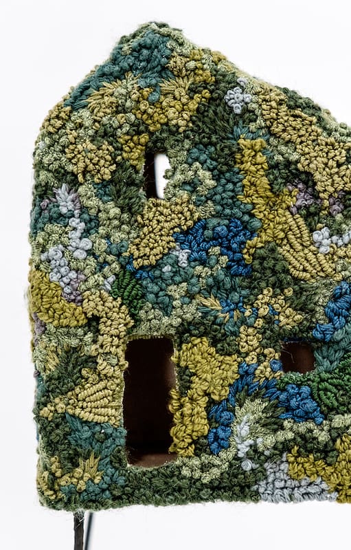 Por un paisaje de cerámica e hilos bordados se mueve la artista Ximena Ibánez