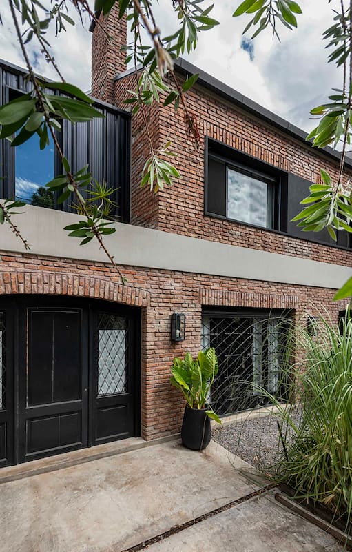 Antes y después: qué soluciones de diseño aplicaron para poner al día un chalet clásico en San Isidro