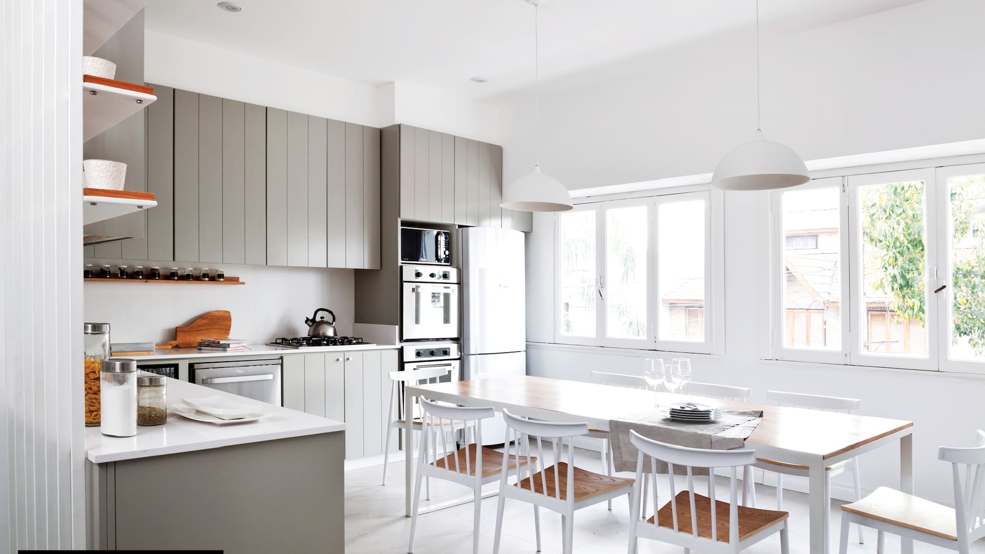 Receta infalible. Una cocina linda, simple y elegante hecha con materiales sencillos