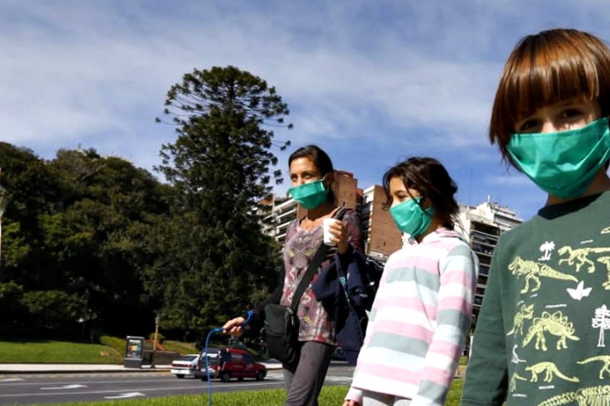 Coronavirus en la Argentina. "Estamos felices": así se vive la primera salida de los chicos en la Ciudad tras dos meses