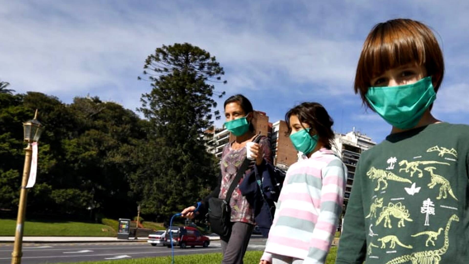 Coronavirus en la Argentina. "Estamos felices": así se vive la primera salida de los chicos en la Ciudad tras dos meses