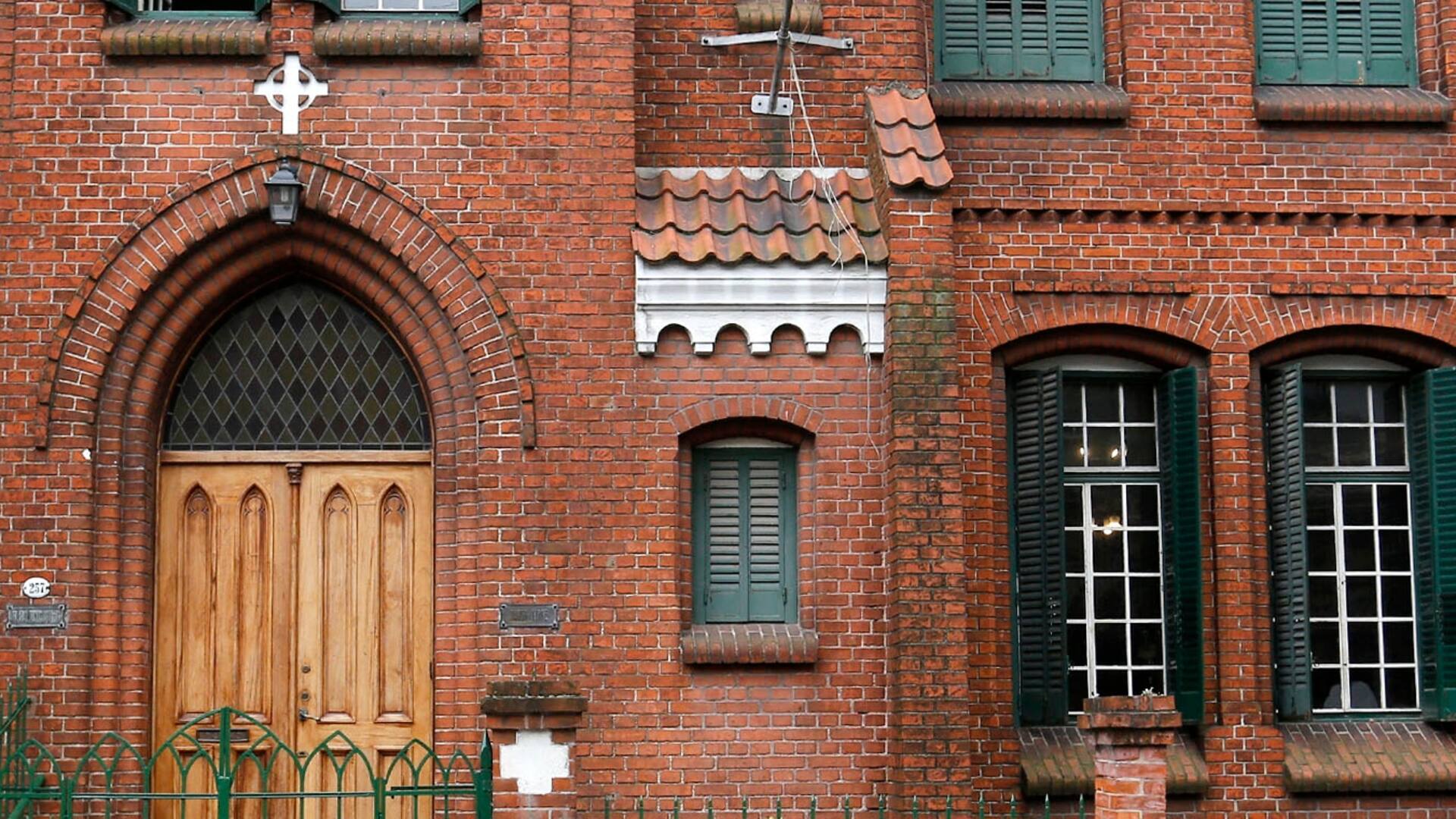 El templo que esconde un pequeño barco en su interior en pleno corazón de San Telmo