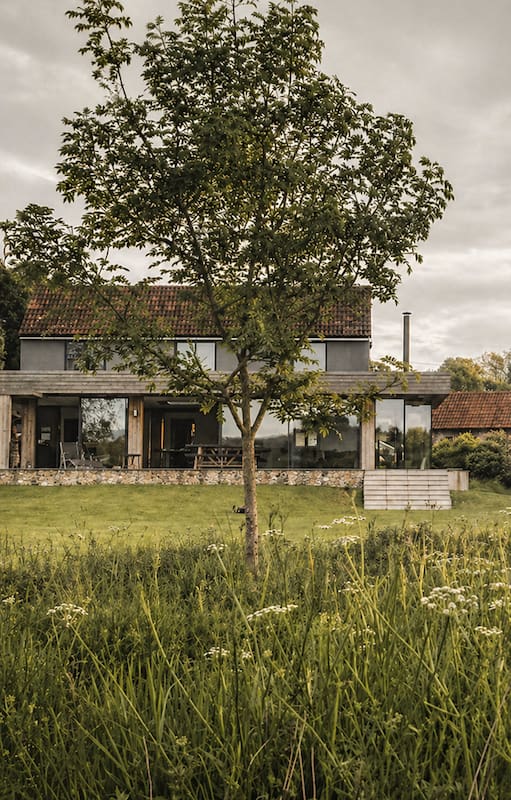 Un antiguo tambo en la campiña inglesa se renovó para sumar luz y abrirse a la naturaleza