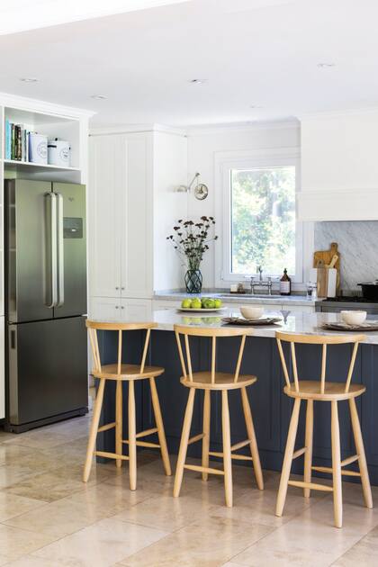 Armá tu Casa: Una cocina en blanco y azul que mantiene la elegancia a pesar del trajín