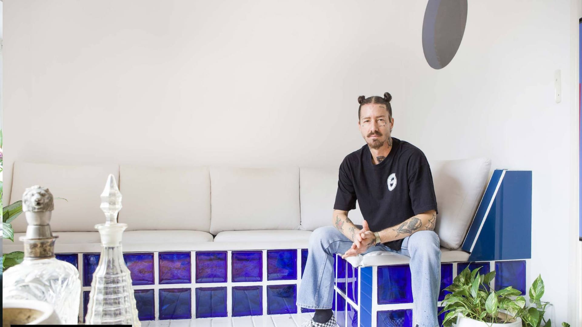 Recorremos el PH lleno de ideas del creador de la marca de moda Roberto Sánchez, favorita de los referentes del trap